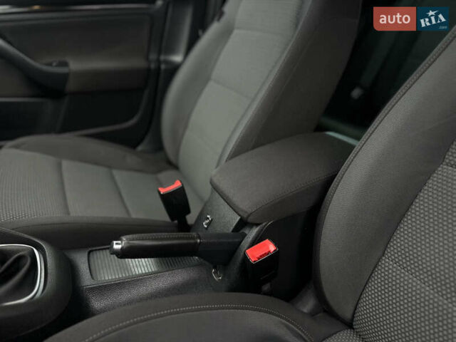 Сірий Фольксваген Гольф, об'ємом двигуна 1.39 л та пробігом 214 тис. км за 7500 $, фото 24 на Automoto.ua