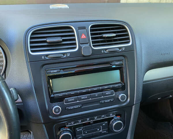 Серый Фольксваген Гольф, объемом двигателя 1.39 л и пробегом 235 тыс. км за 8500 $, фото 13 на Automoto.ua