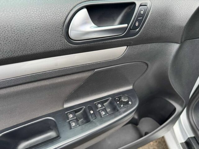 Серый Фольксваген Гольф, объемом двигателя 1.6 л и пробегом 202 тыс. км за 7500 $, фото 13 на Automoto.ua