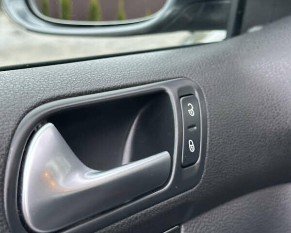 Серый Фольксваген Гольф, объемом двигателя 1.39 л и пробегом 255 тыс. км за 8500 $, фото 22 на Automoto.ua