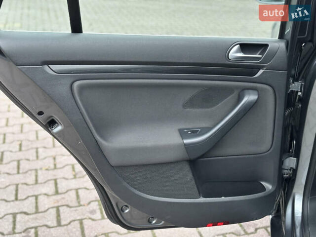 Серый Фольксваген Гольф, объемом двигателя 1.6 л и пробегом 248 тыс. км за 8099 $, фото 25 на Automoto.ua