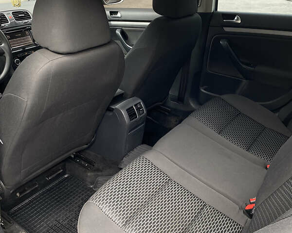 Серый Фольксваген Гольф, объемом двигателя 1.6 л и пробегом 276 тыс. км за 7700 $, фото 6 на Automoto.ua