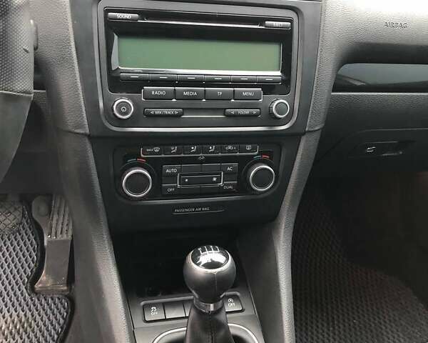 Серый Фольксваген Гольф, объемом двигателя 1.6 л и пробегом 313 тыс. км за 6600 $, фото 9 на Automoto.ua