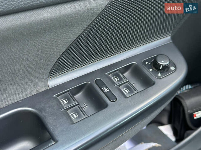 Серый Фольксваген Гольф, объемом двигателя 1.6 л и пробегом 273 тыс. км за 7750 $, фото 28 на Automoto.ua