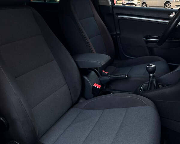 Серый Фольксваген Гольф, объемом двигателя 1.6 л и пробегом 318 тыс. км за 7700 $, фото 12 на Automoto.ua