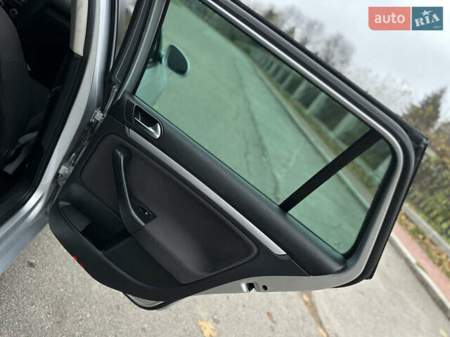 Серый Фольксваген Гольф, объемом двигателя 1.6 л и пробегом 230 тыс. км за 7400 $, фото 24 на Automoto.ua