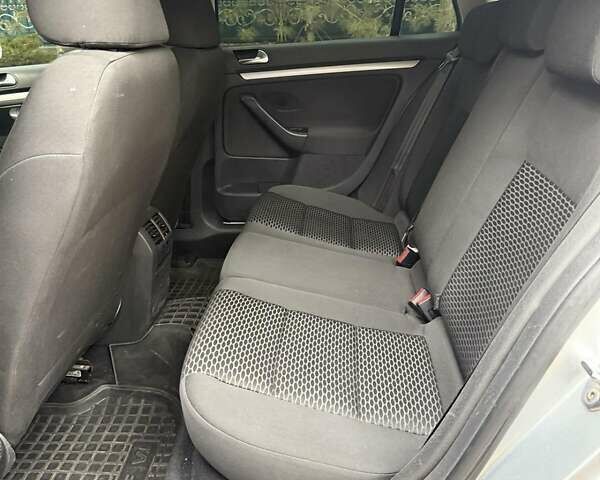 Серый Фольксваген Гольф, объемом двигателя 1.6 л и пробегом 259 тыс. км за 7600 $, фото 17 на Automoto.ua