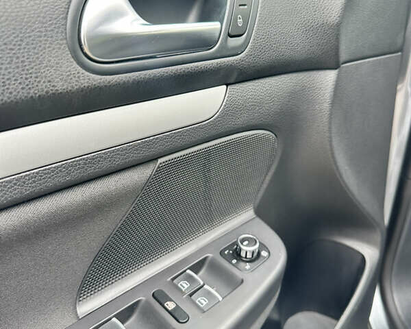 Сірий Фольксваген Гольф, об'ємом двигуна 1.6 л та пробігом 159 тис. км за 9950 $, фото 13 на Automoto.ua