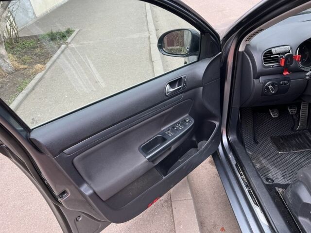 Серый Фольксваген Гольф, объемом двигателя 1.6 л и пробегом 228 тыс. км за 8450 $, фото 2 на Automoto.ua