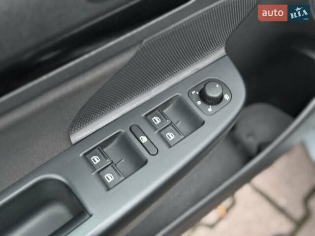 Серый Фольксваген Гольф, объемом двигателя 1.6 л и пробегом 248 тыс. км за 8099 $, фото 40 на Automoto.ua