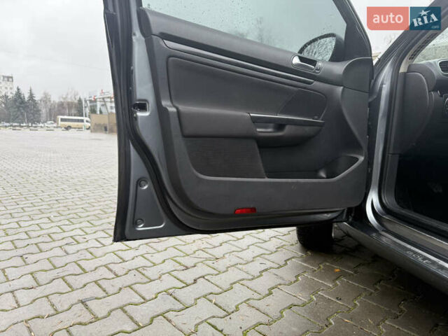 Серый Фольксваген Гольф, объемом двигателя 1.6 л и пробегом 272 тыс. км за 7500 $, фото 21 на Automoto.ua