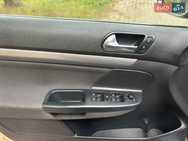 Серый Фольксваген Гольф, объемом двигателя 1.6 л и пробегом 235 тыс. км за 7750 $, фото 15 на Automoto.ua