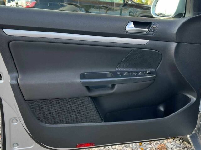 Серый Фольксваген Гольф, объемом двигателя 1.6 л и пробегом 255 тыс. км за 7500 $, фото 17 на Automoto.ua