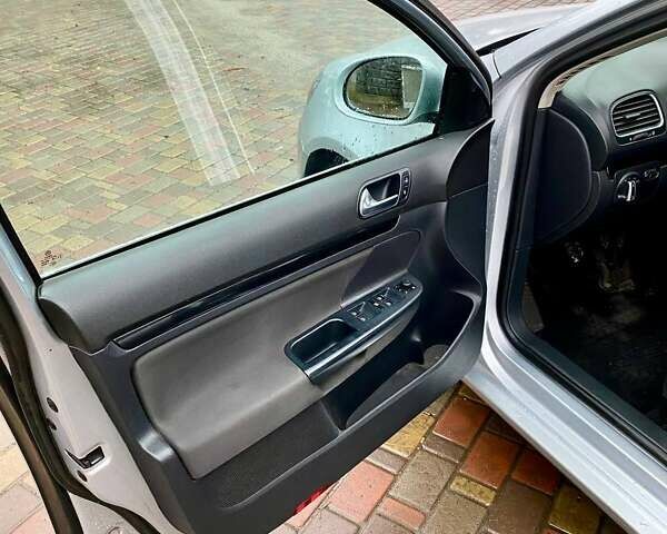 Серый Фольксваген Гольф, объемом двигателя 1.6 л и пробегом 221 тыс. км за 7000 $, фото 16 на Automoto.ua