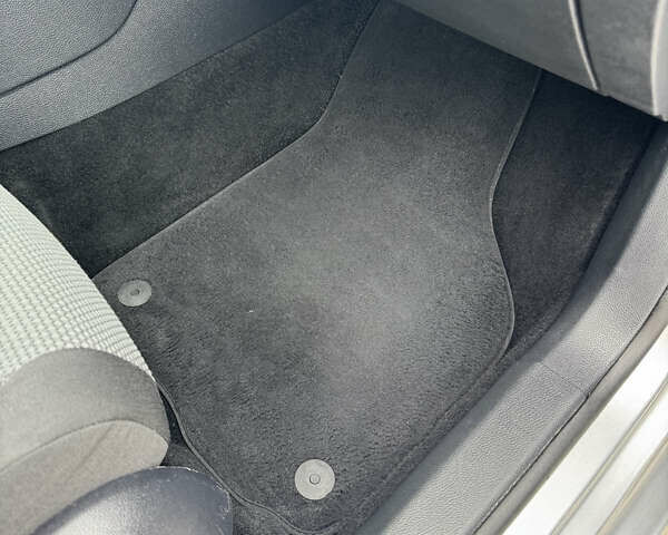 Сірий Фольксваген Гольф, об'ємом двигуна 1.6 л та пробігом 263 тис. км за 8490 $, фото 6 на Automoto.ua