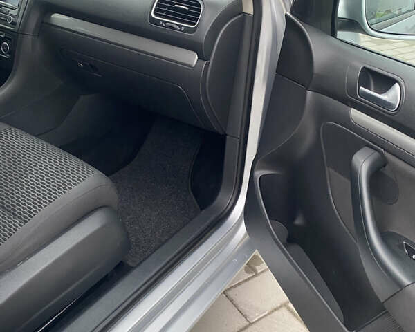 Серый Фольксваген Гольф, объемом двигателя 1.6 л и пробегом 293 тыс. км за 7750 $, фото 18 на Automoto.ua