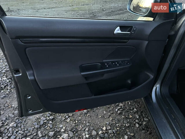 Сірий Фольксваген Гольф, об'ємом двигуна 1.6 л та пробігом 257 тис. км за 7400 $, фото 10 на Automoto.ua