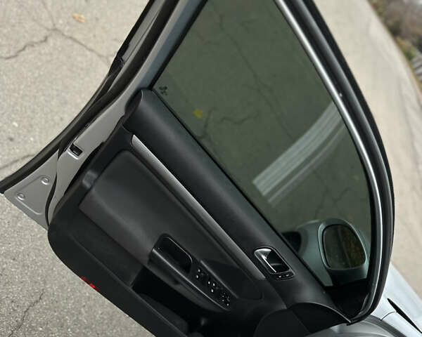 Серый Фольксваген Гольф, объемом двигателя 1.6 л и пробегом 230 тыс. км за 7400 $, фото 27 на Automoto.ua