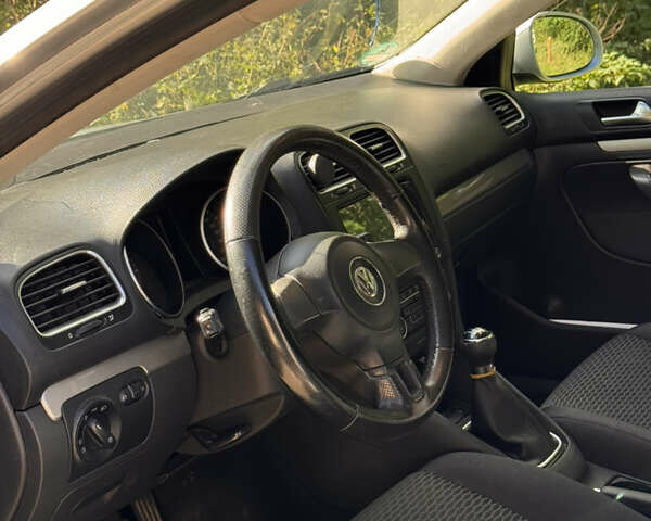 Серый Фольксваген Гольф, объемом двигателя 1.6 л и пробегом 279 тыс. км за 7800 $, фото 2 на Automoto.ua