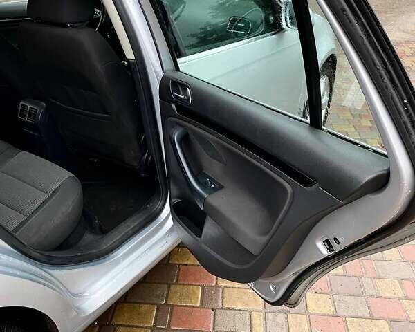 Серый Фольксваген Гольф, объемом двигателя 1.6 л и пробегом 221 тыс. км за 7000 $, фото 11 на Automoto.ua