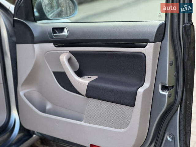 Серый Фольксваген Гольф, объемом двигателя 1.39 л и пробегом 251 тыс. км за 6800 $, фото 27 на Automoto.ua