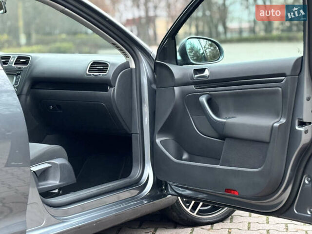 Серый Фольксваген Гольф, объемом двигателя 1.6 л и пробегом 248 тыс. км за 8099 $, фото 27 на Automoto.ua