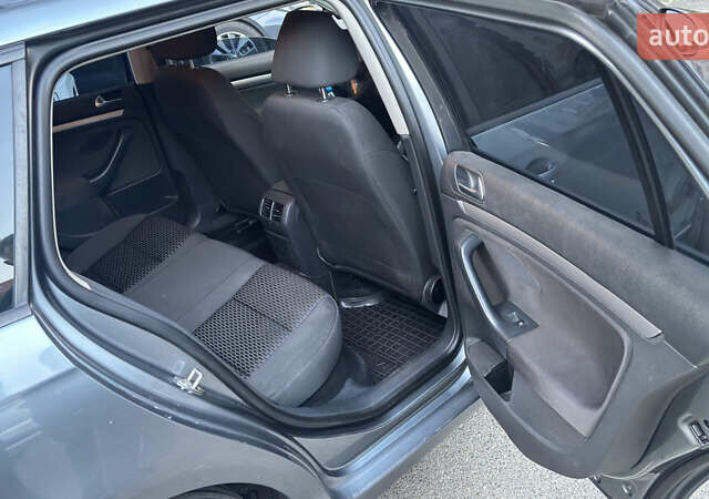 Серый Фольксваген Гольф, объемом двигателя 1.6 л и пробегом 312 тыс. км за 7500 $, фото 3 на Automoto.ua