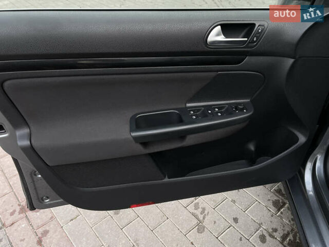 Серый Фольксваген Гольф, объемом двигателя 1.6 л и пробегом 256 тыс. км за 7950 $, фото 14 на Automoto.ua