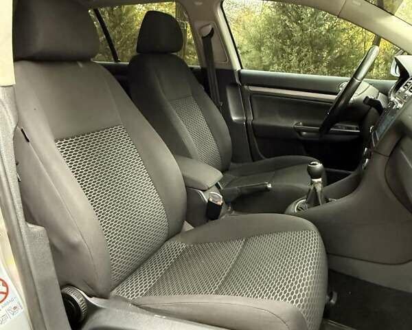 Серый Фольксваген Гольф, объемом двигателя 1.6 л и пробегом 259 тыс. км за 7600 $, фото 12 на Automoto.ua