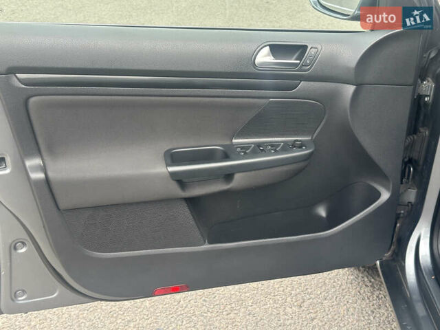 Серый Фольксваген Гольф, объемом двигателя 1.4 л и пробегом 202 тыс. км за 8799 $, фото 28 на Automoto.ua