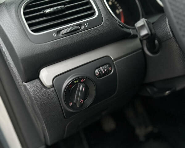 Серый Фольксваген Гольф, объемом двигателя 1.6 л и пробегом 230 тыс. км за 7300 $, фото 34 на Automoto.ua