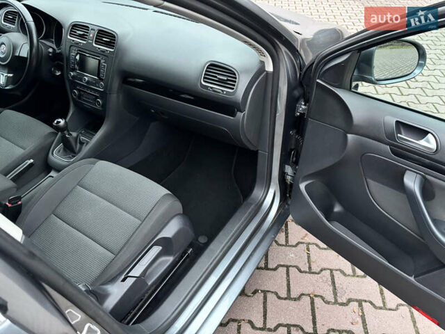 Серый Фольксваген Гольф, объемом двигателя 1.6 л и пробегом 248 тыс. км за 8099 $, фото 31 на Automoto.ua