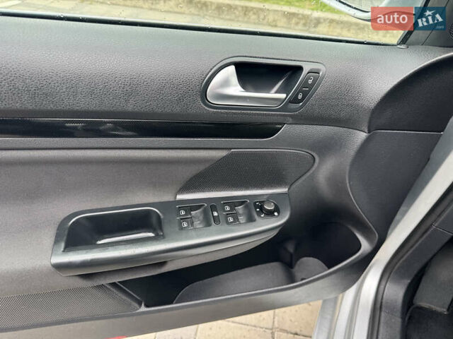 Сірий Фольксваген Гольф, об'ємом двигуна 1.6 л та пробігом 263 тис. км за 8490 $, фото 7 на Automoto.ua