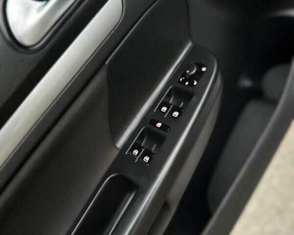 Серый Фольксваген Гольф, объемом двигателя 1.6 л и пробегом 230 тыс. км за 7400 $, фото 20 на Automoto.ua