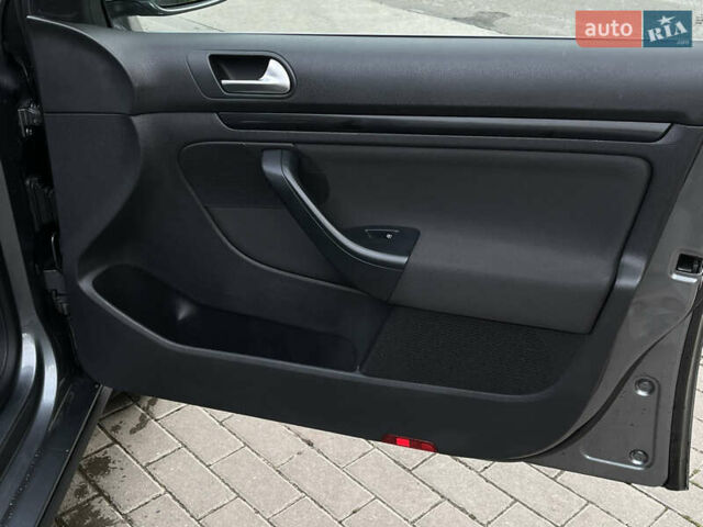 Серый Фольксваген Гольф, объемом двигателя 1.6 л и пробегом 256 тыс. км за 7950 $, фото 8 на Automoto.ua