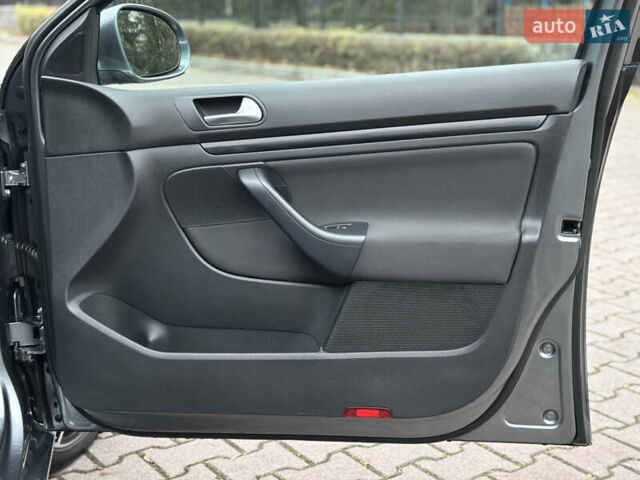 Серый Фольксваген Гольф, объемом двигателя 1.6 л и пробегом 248 тыс. км за 8099 $, фото 29 на Automoto.ua