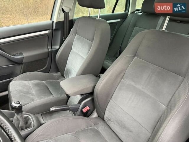 Серый Фольксваген Гольф, объемом двигателя 1.4 л и пробегом 200 тыс. км за 8500 $, фото 4 на Automoto.ua