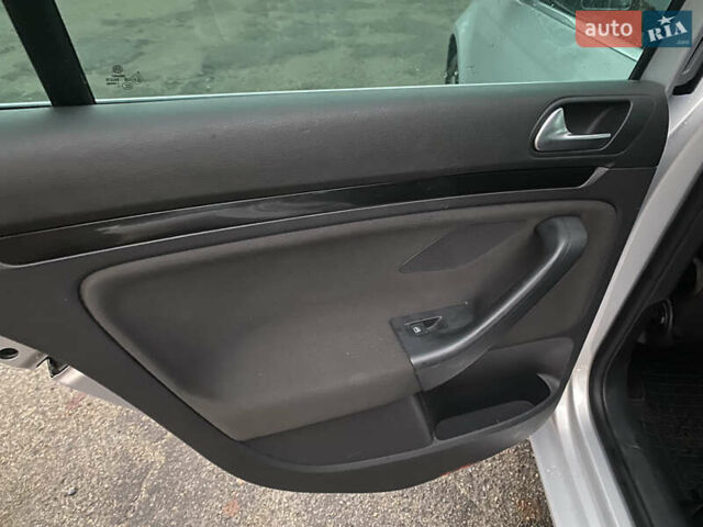 Серый Фольксваген Гольф, объемом двигателя 1.6 л и пробегом 240 тыс. км за 8350 $, фото 18 на Automoto.ua