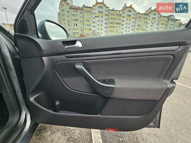 Серый Фольксваген Гольф, объемом двигателя 1.39 л и пробегом 266 тыс. км за 9000 $, фото 39 на Automoto.ua