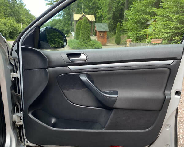 Серый Фольксваген Гольф, объемом двигателя 1.6 л и пробегом 242 тыс. км за 7800 $, фото 12 на Automoto.ua