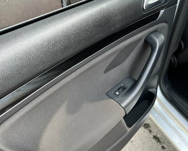 Сірий Фольксваген Гольф, об'ємом двигуна 1.6 л та пробігом 212 тис. км за 8900 $, фото 25 на Automoto.ua