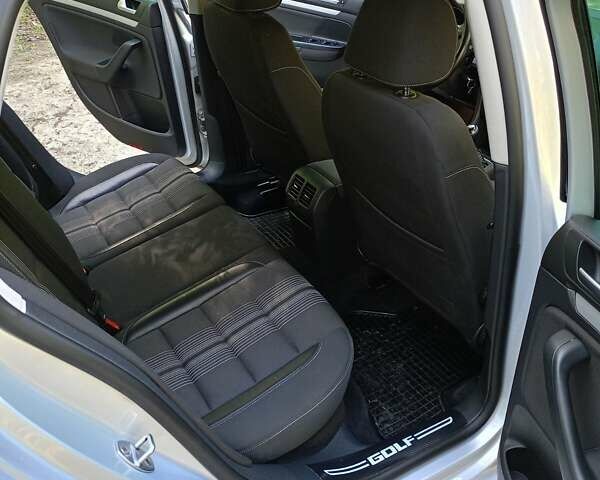 Серый Фольксваген Гольф, объемом двигателя 1.6 л и пробегом 233 тыс. км за 8800 $, фото 5 на Automoto.ua