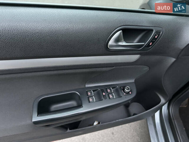 Фольксваген Гольф 2012 у Луцьку на Automoto.ua Сірий Фольксваген Гольф, об'ємом двигуна 1.6 л та пробігом 282 тис. км за 8999 $, фото 11 на Automoto.ua
