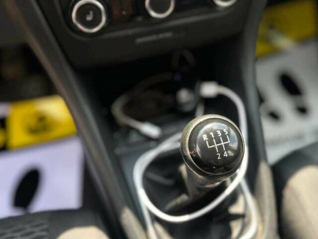 Серый Фольксваген Гольф, объемом двигателя 1.6 л и пробегом 333 тыс. км за 7500 $, фото 18 на Automoto.ua