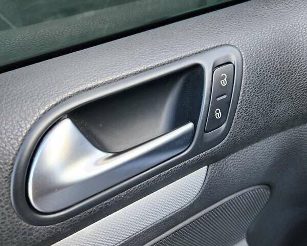 Сірий Фольксваген Гольф, об'ємом двигуна 1.39 л та пробігом 208 тис. км за 7999 $, фото 37 на Automoto.ua