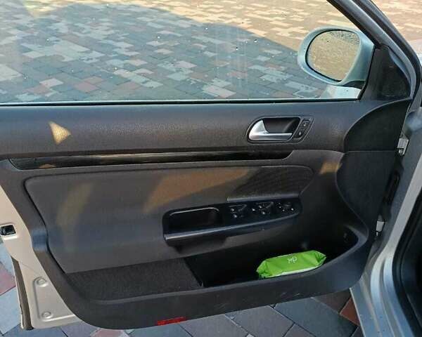 Серый Фольксваген Гольф, объемом двигателя 1.6 л и пробегом 300 тыс. км за 6550 $, фото 2 на Automoto.ua