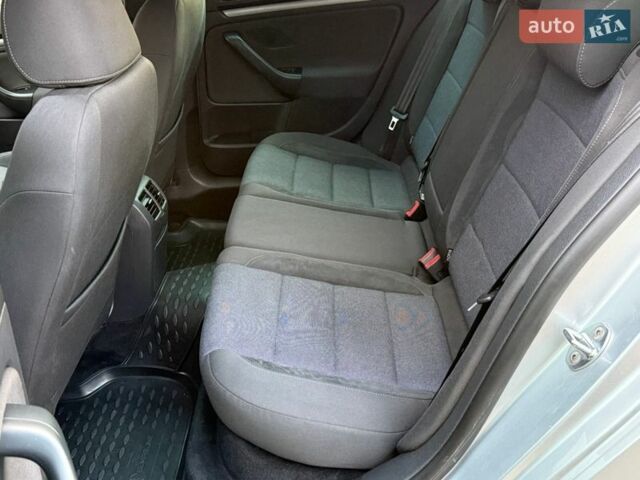 Серый Фольксваген Гольф, объемом двигателя 1.6 л и пробегом 245 тыс. км за 8400 $, фото 52 на Automoto.ua