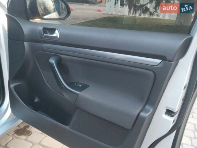 Серый Фольксваген Гольф, объемом двигателя 1.6 л и пробегом 269 тыс. км за 8400 $, фото 17 на Automoto.ua