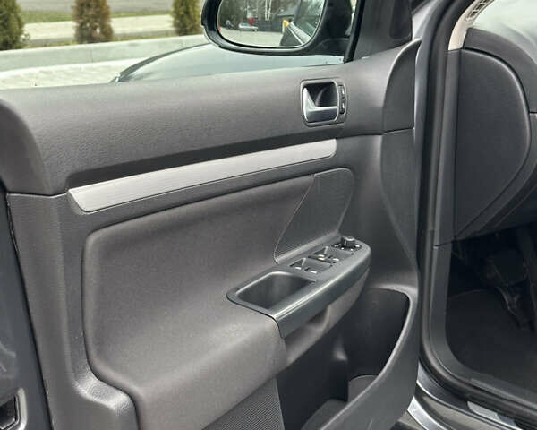 Серый Фольксваген Гольф, объемом двигателя 1.4 л и пробегом 243 тыс. км за 8800 $, фото 29 на Automoto.ua