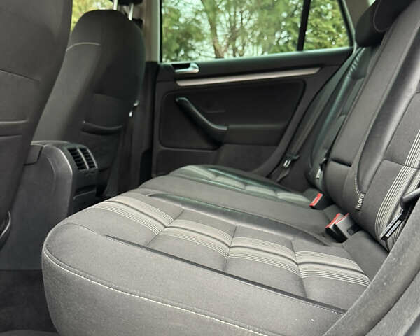 Серый Фольксваген Гольф, объемом двигателя 1.6 л и пробегом 221 тыс. км за 9450 $, фото 54 на Automoto.ua